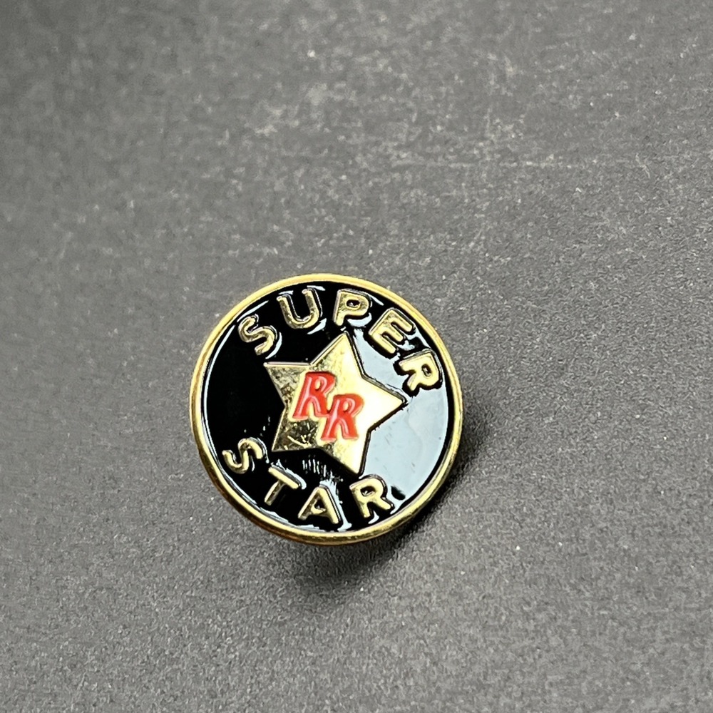 Red Robin Super Star Burger Restaurant Employee Lapel Hat Pin Black‎